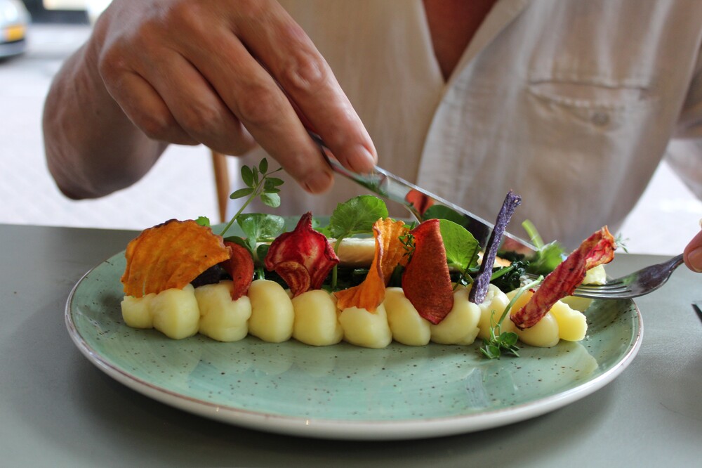 Meer mediterraan, meer vegetarisch en minder friet op het zomermenu van Stadsbrasserie Dudok