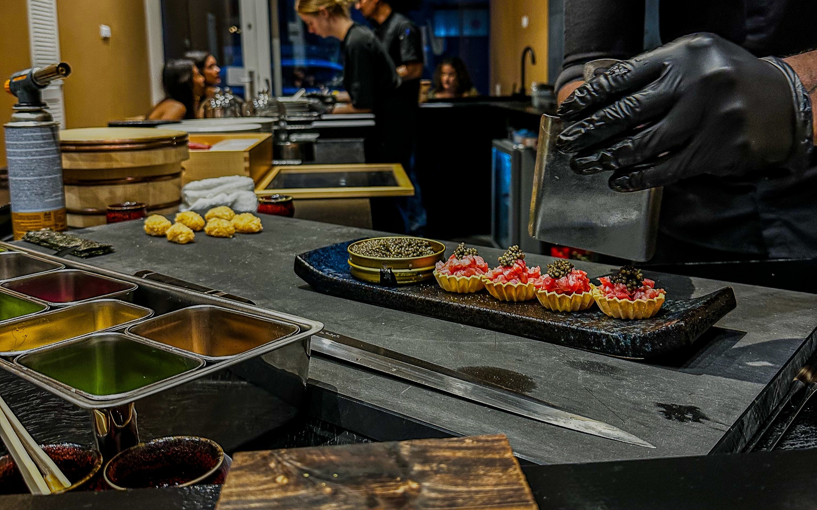 Chef’s Table Rotterdam: bij Jazz House Sushi bereidt Ricky sushi voor je neus