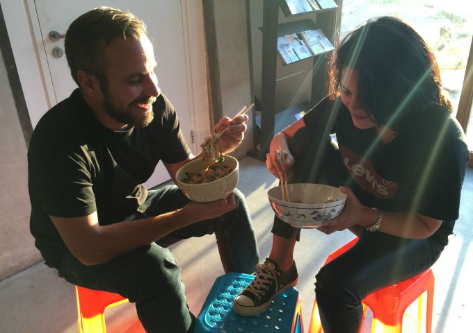 1Noodle Bar mensen aan de noodles