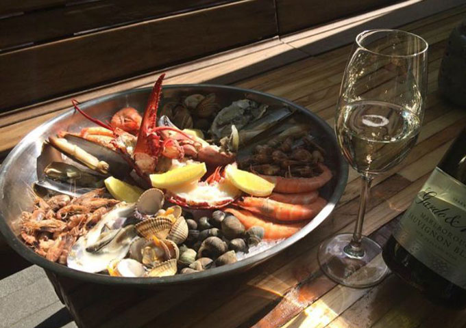 Fruit-de-Mer-en-witte-wijn-bij-wijnbar-Het-Eigendom680