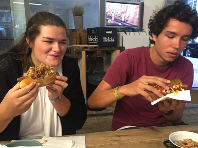 Hotdogs-eten-is-lastig