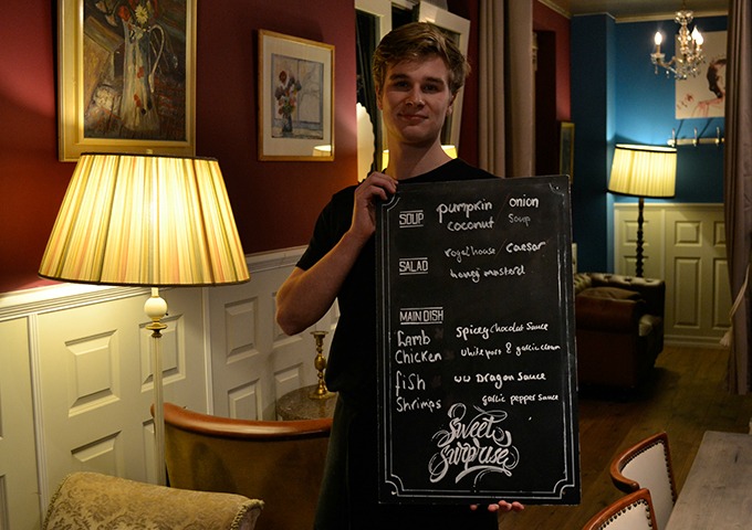 Krijtbord met wisselend menu