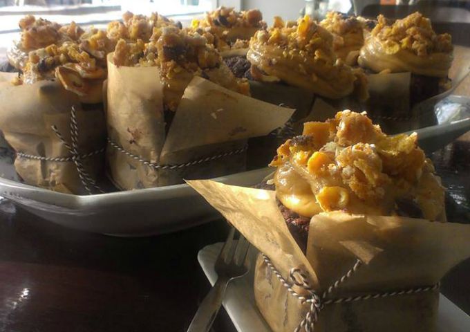 Lof der Zoetheid choco cake met toffee topping