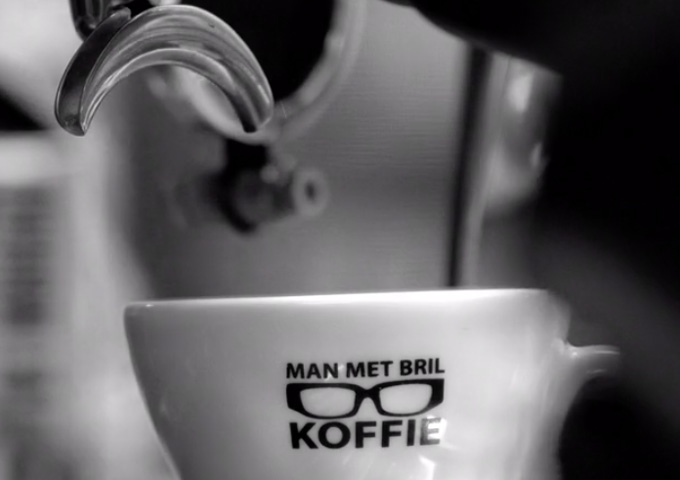 Man-met-bril-koffiekopje