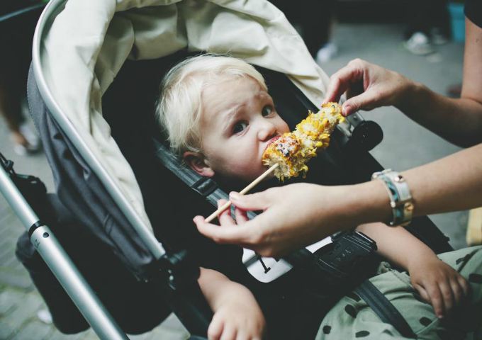 Rrrollend maiskolf jongetje