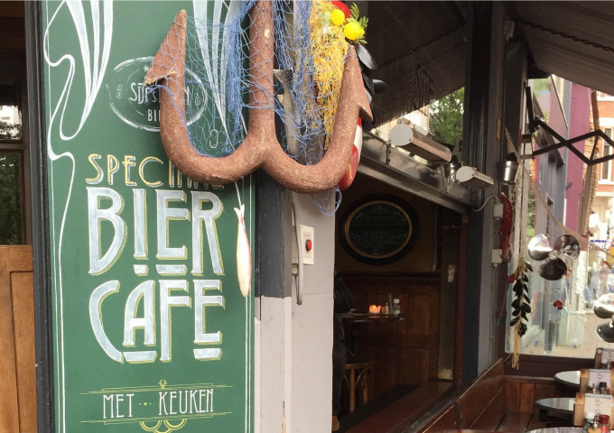 Terras en uithangbord bij Sijf Rotterdam