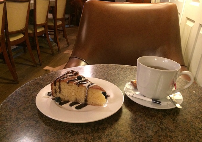 Thee met verse worteltaart