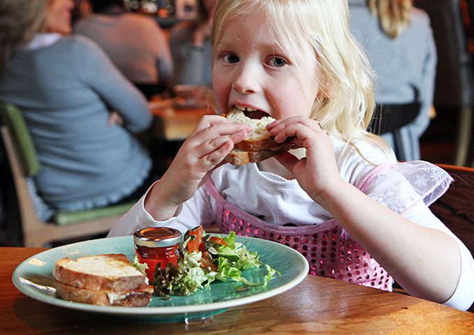 Thuisch-Julia-eet-een-broodje