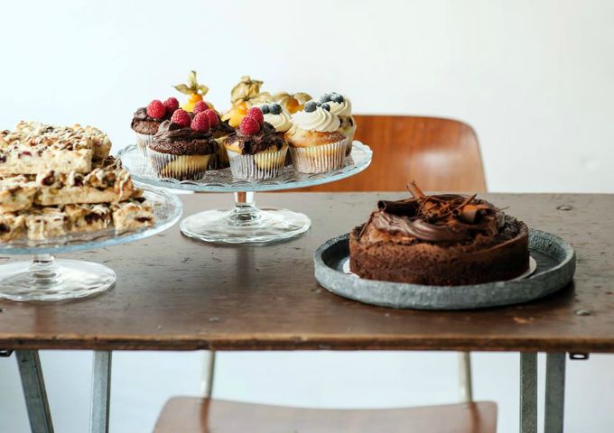 Urban Bakery tafel vol zoetigheden choco taart en cakejes