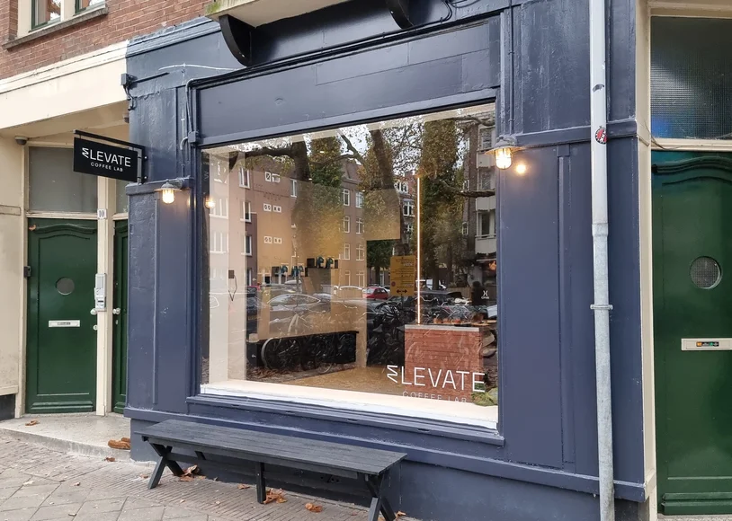 Bij Elevate Coffee Lab wordt de filter altijd handgezet