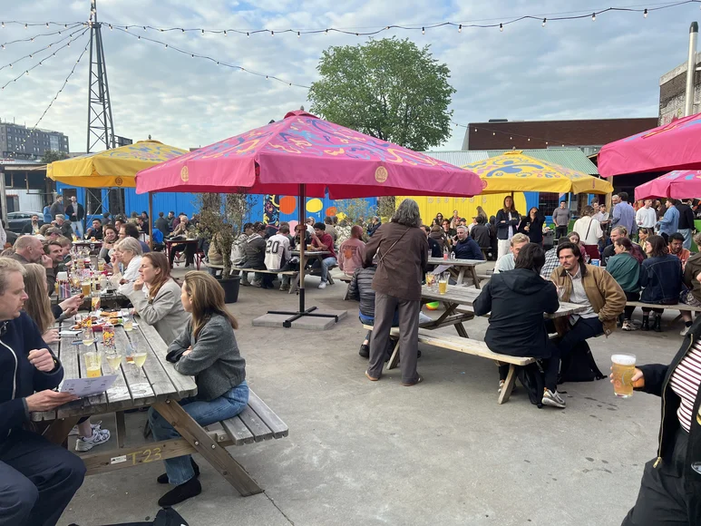 Sassy’s: onbeschaamd kipkluiven en Oedipus drinken