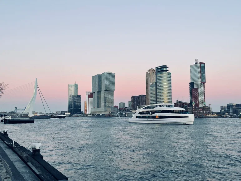 High tea, wijn of whisky op het water? Deze herfst ervaar je Rotterdam vanaf de Koninklijke Spido