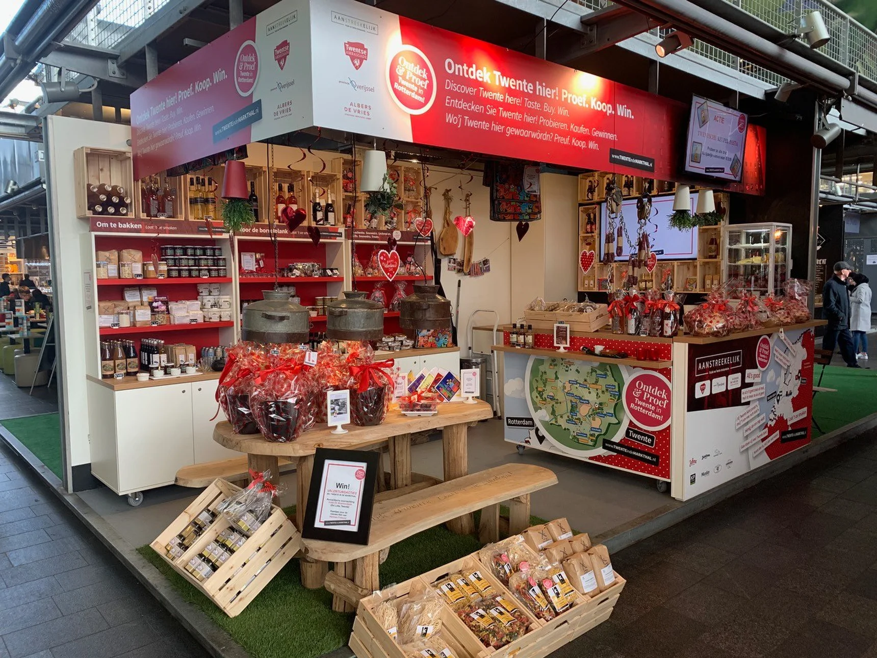 Aandacht voor lokale producten met een Twentse kraam in de Markthal