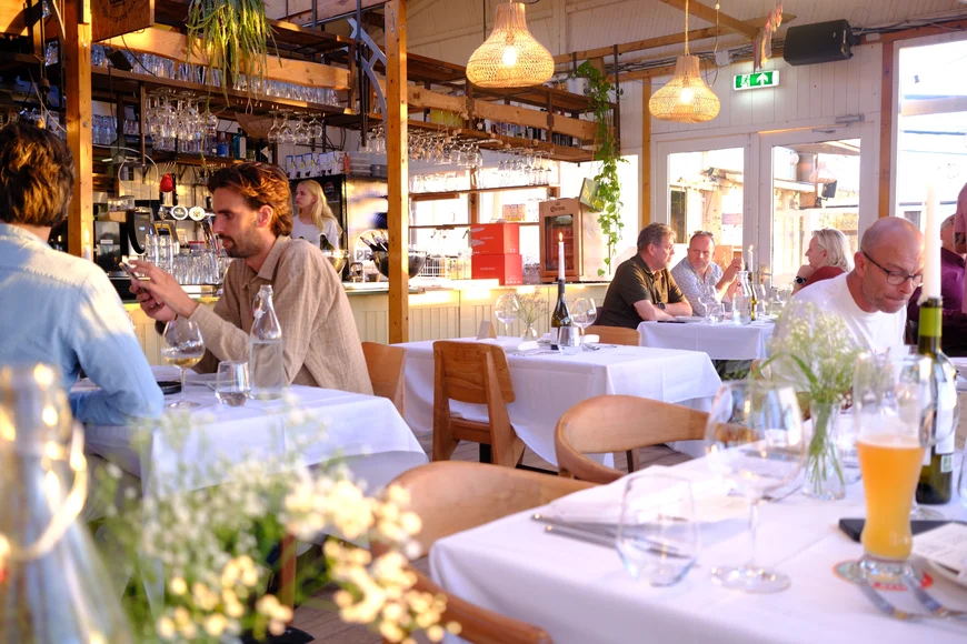 Van strandtent naar Parijse bistro: BLOW Beach House viert ‘De Nieuwe Oogst’