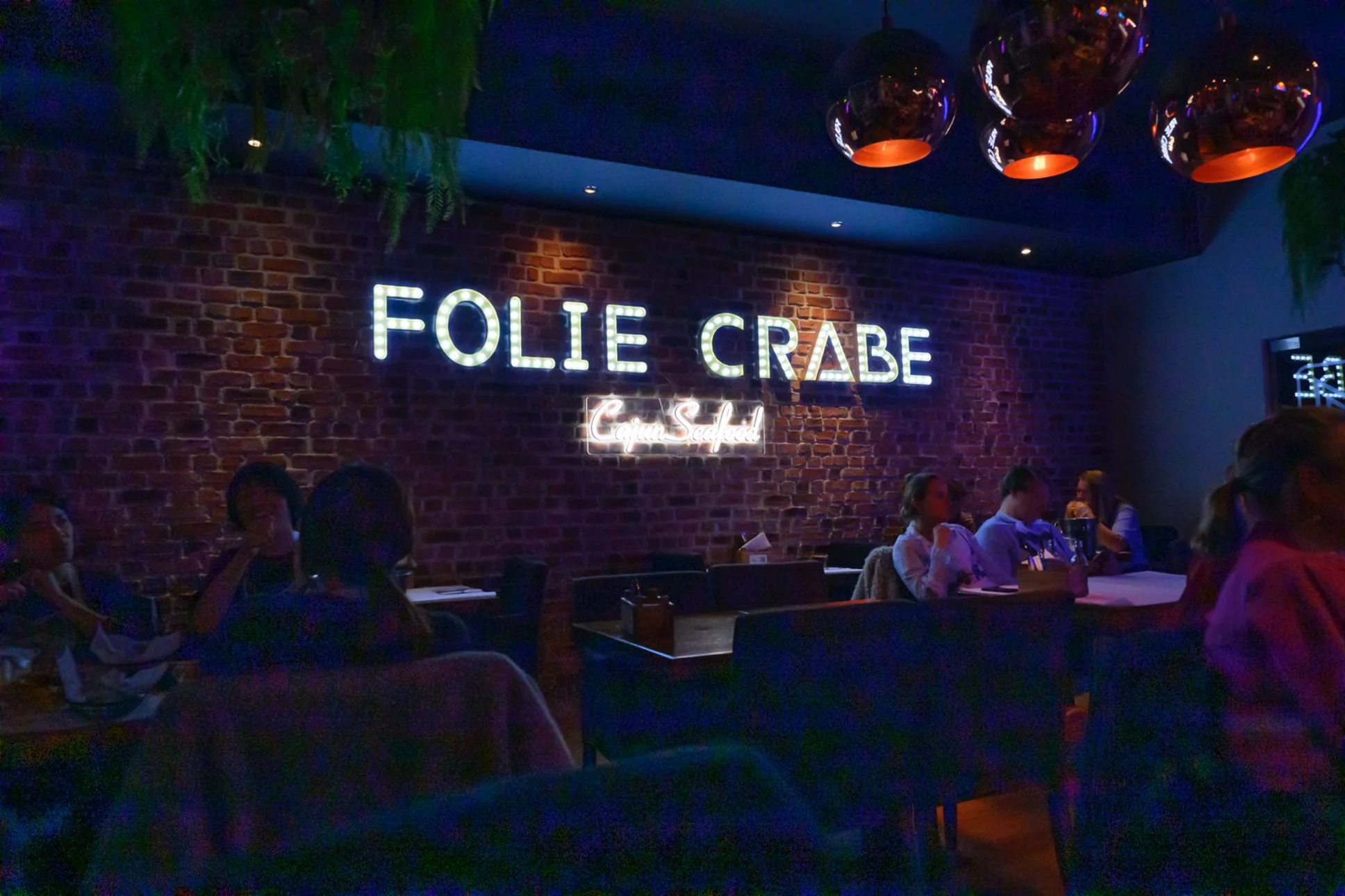 Schorten aan, volle tafel en genieten van cajun eten bij Folie Crabe