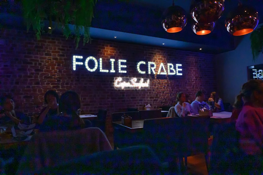 Schorten aan, volle tafel en genieten van cajun eten bij Folie Crabe
