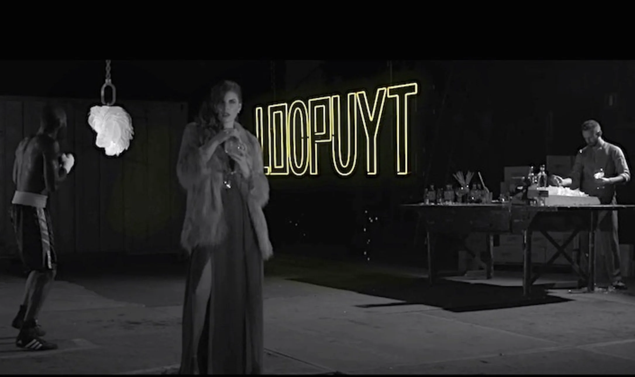 Broeierige sfeer, femme fatale en gin in clip van Loopuyt