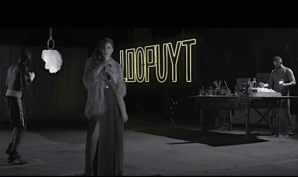 Broeierige sfeer, femme fatale en gin in clip van Loopuyt