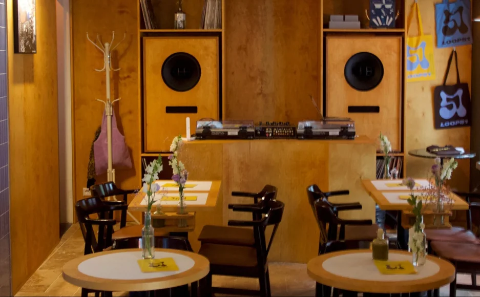 10x vinyl- en listening bars in Amsterdam waar je ook lekker kunt eten en drinken