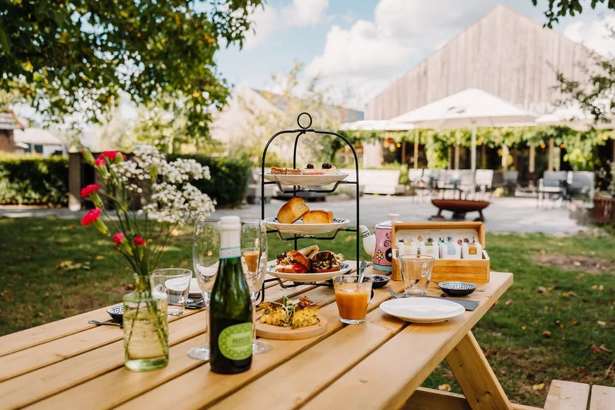 Moestuinthee en eten van eigen grond bij Hoeve Wielrevelt
