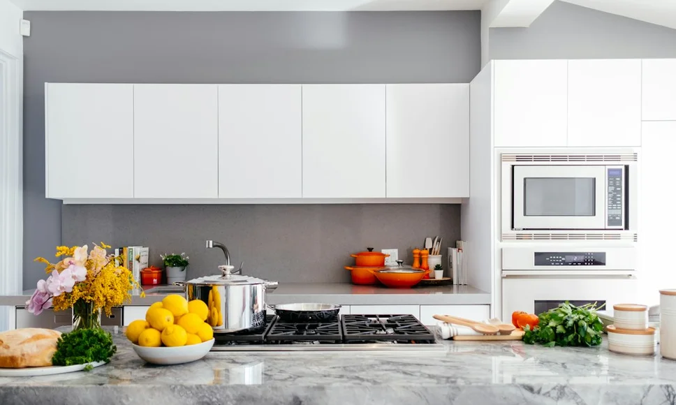 Een gietvloer in de keuken: wat merk je van comfort en vloerverwarming?