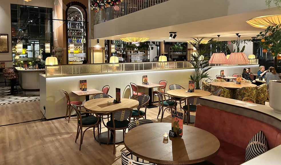 Savor&Nosh: Een smaakvolle huiskamer aan het water, middenin de stad