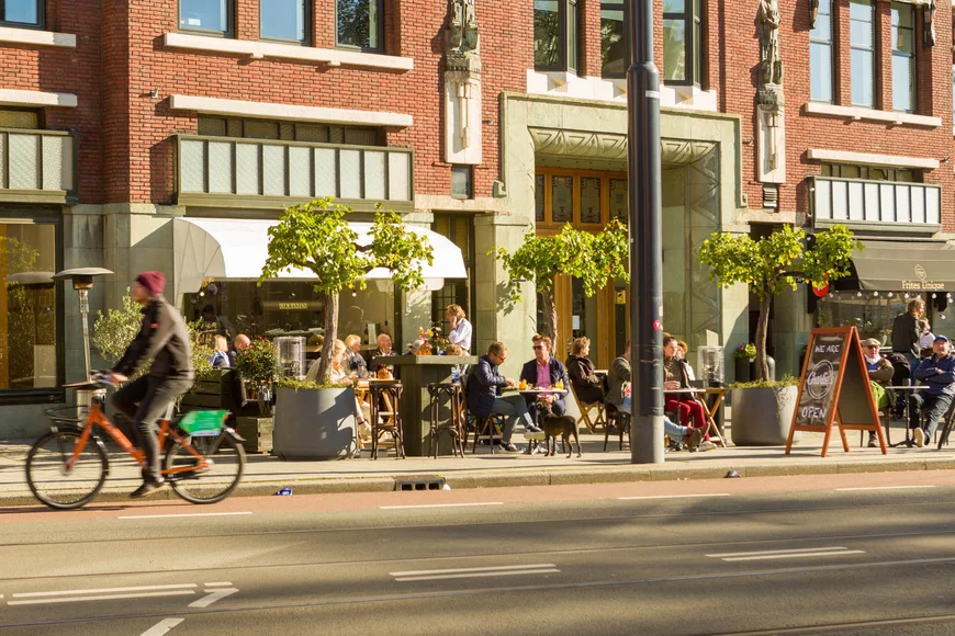 Charlie's is dé nieuwe wijnbar in het Scheepvaartkwartier