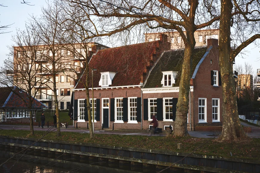 Rooie Nel kijkt niet op een klontje boter