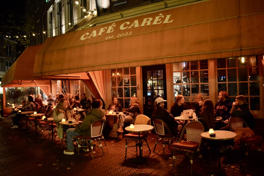 Het leven rooskleurig bij Café Carèl