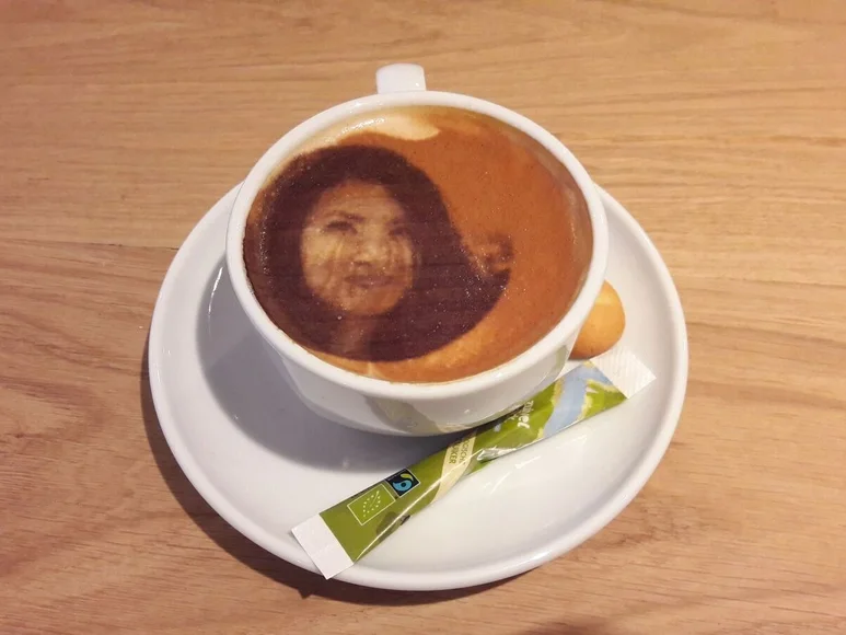 Bij Amada haal je de selfiecino: koffie met je eigen selfie erop