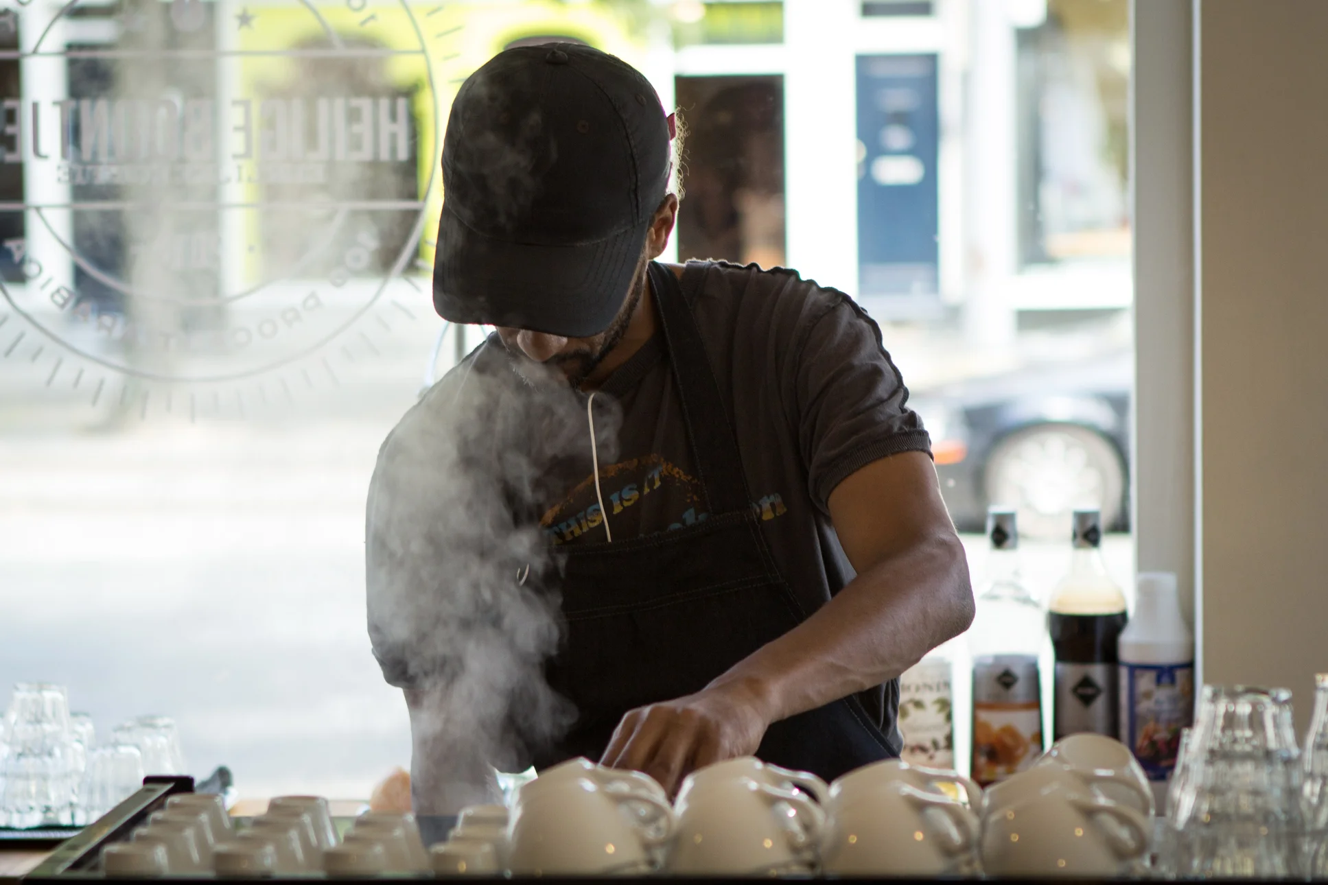 Baristas met verleden doppen hun eigen (heilige) boontjes in nieuwe vestiging