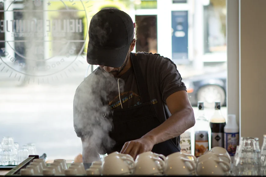 Baristas met verleden doppen hun eigen (heilige) boontjes in nieuwe vestiging