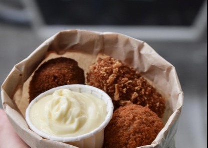 Lekkere to go happen tijdens een wandeling door de stad