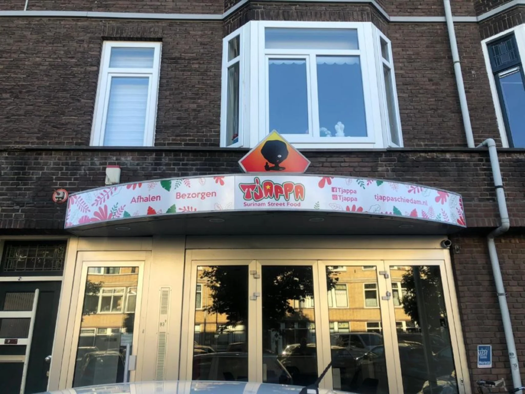 Bij de nieuwe eettent Tjappa zet je je tanden in een Surinaams broodje
