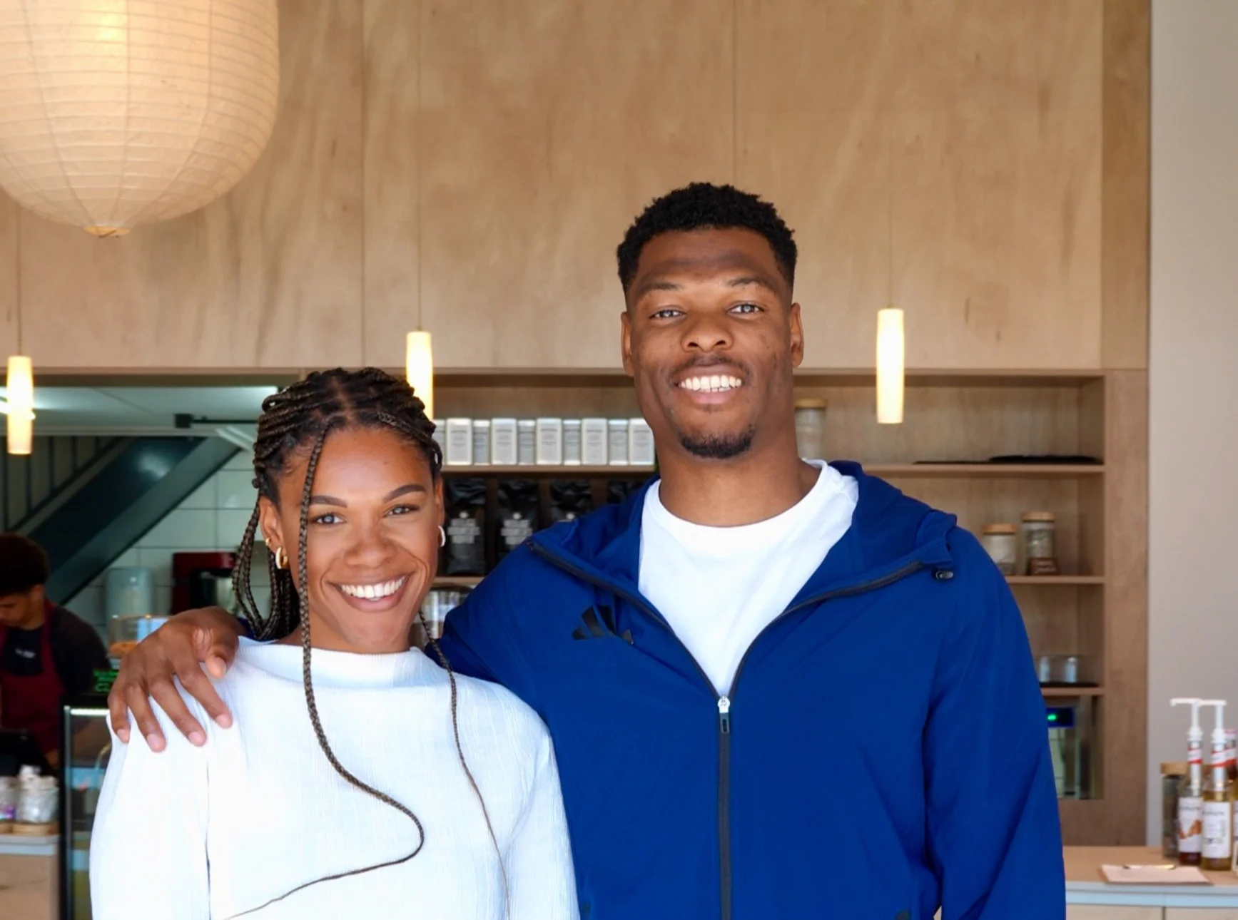 Denzel en Demelza Dumfries scoren in Young Harvest: hun eigen café met Caribische smaken
