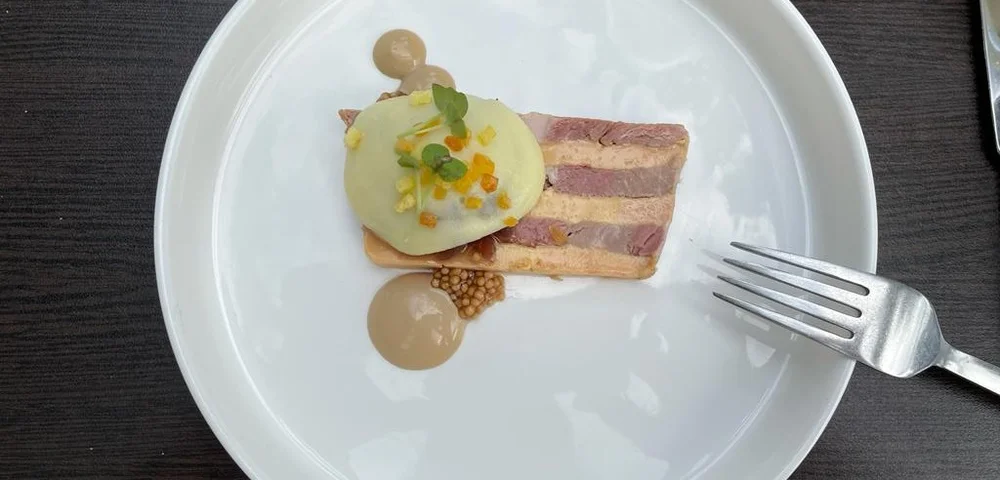 De Prins van Terbregge voedt met spijs, wijn en verhalen