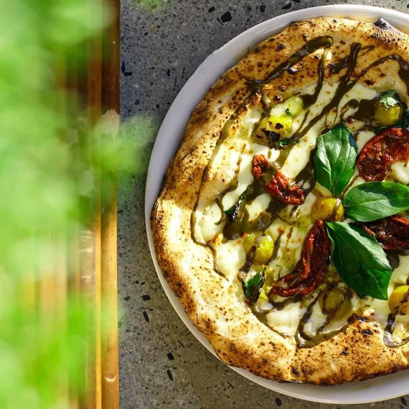Napolitaanse pizza mét champagne bij Hilton Hotel Amsterdam