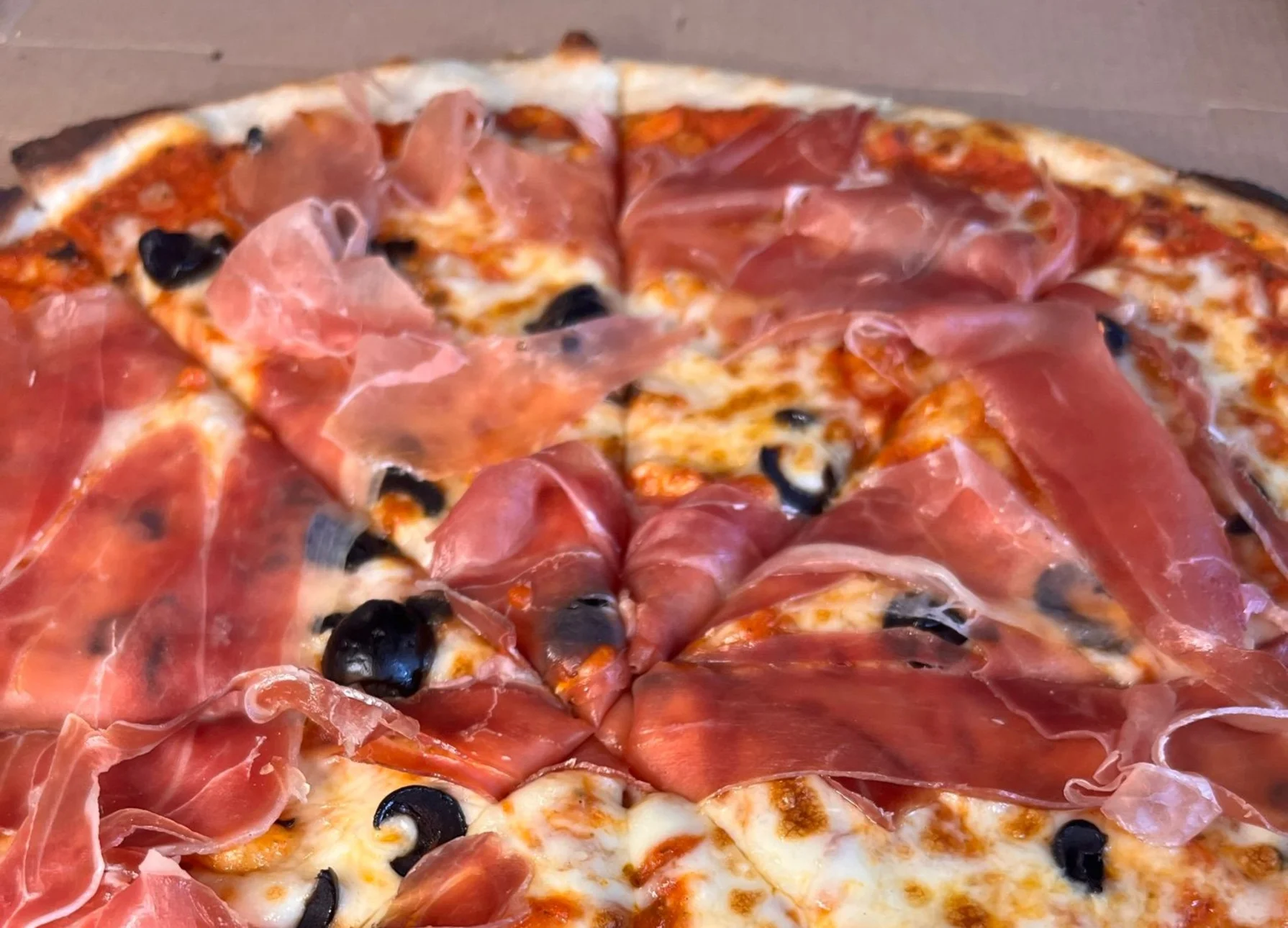 Maxima brengt malse kip en pizza’s naar De Esch