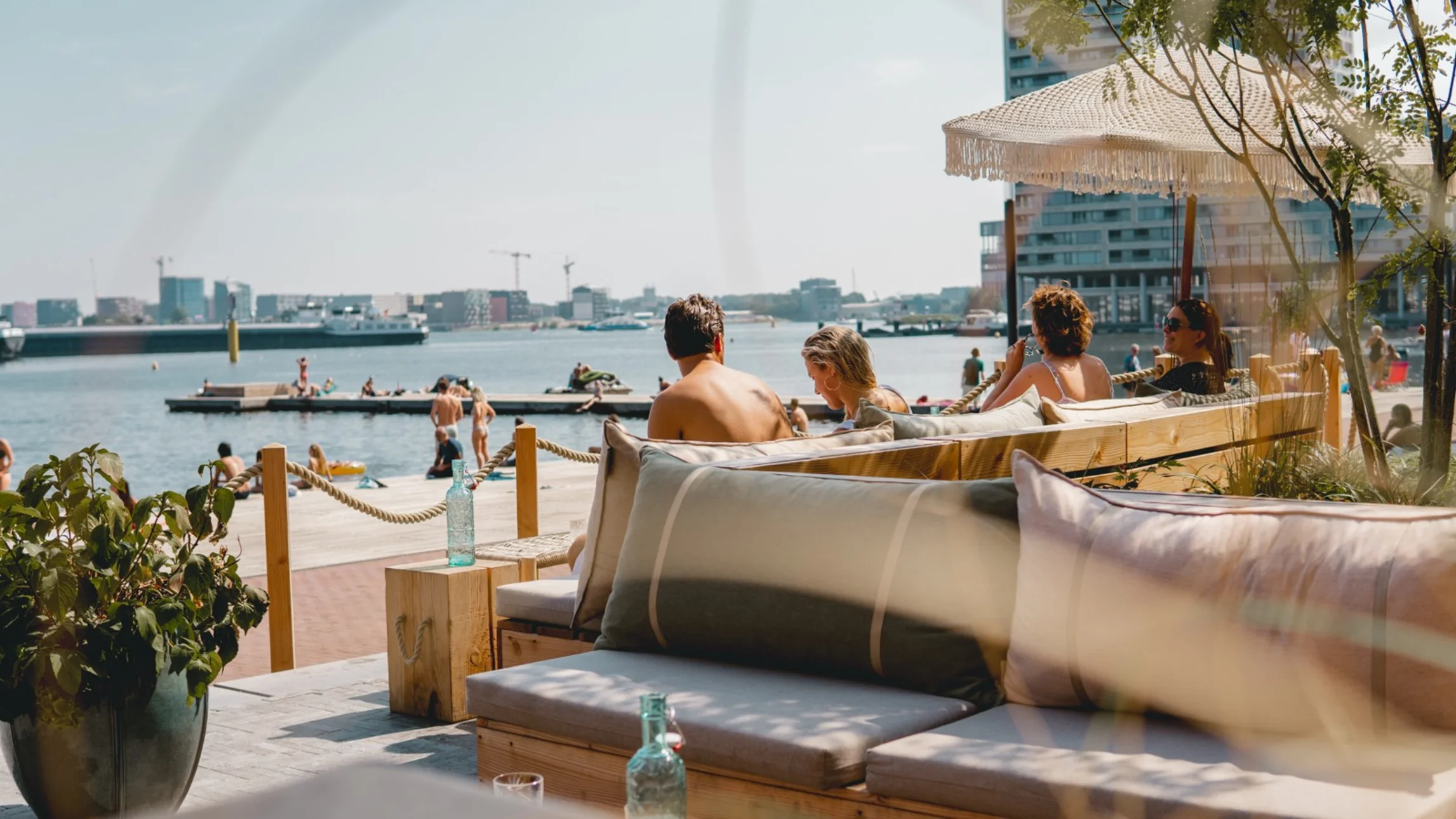 VESSEL BAY: Laid-back genieten van Amsterdams grootste terras aan het IJ