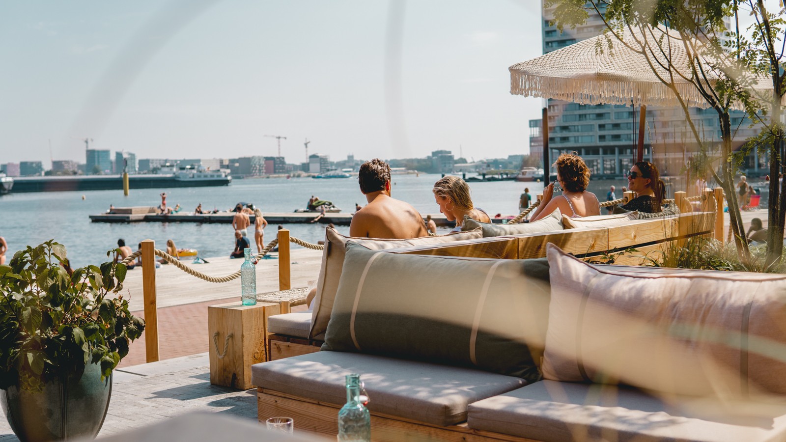 VESSEL BAY: Laid-back genieten van Amsterdams grootste terras aan het IJ