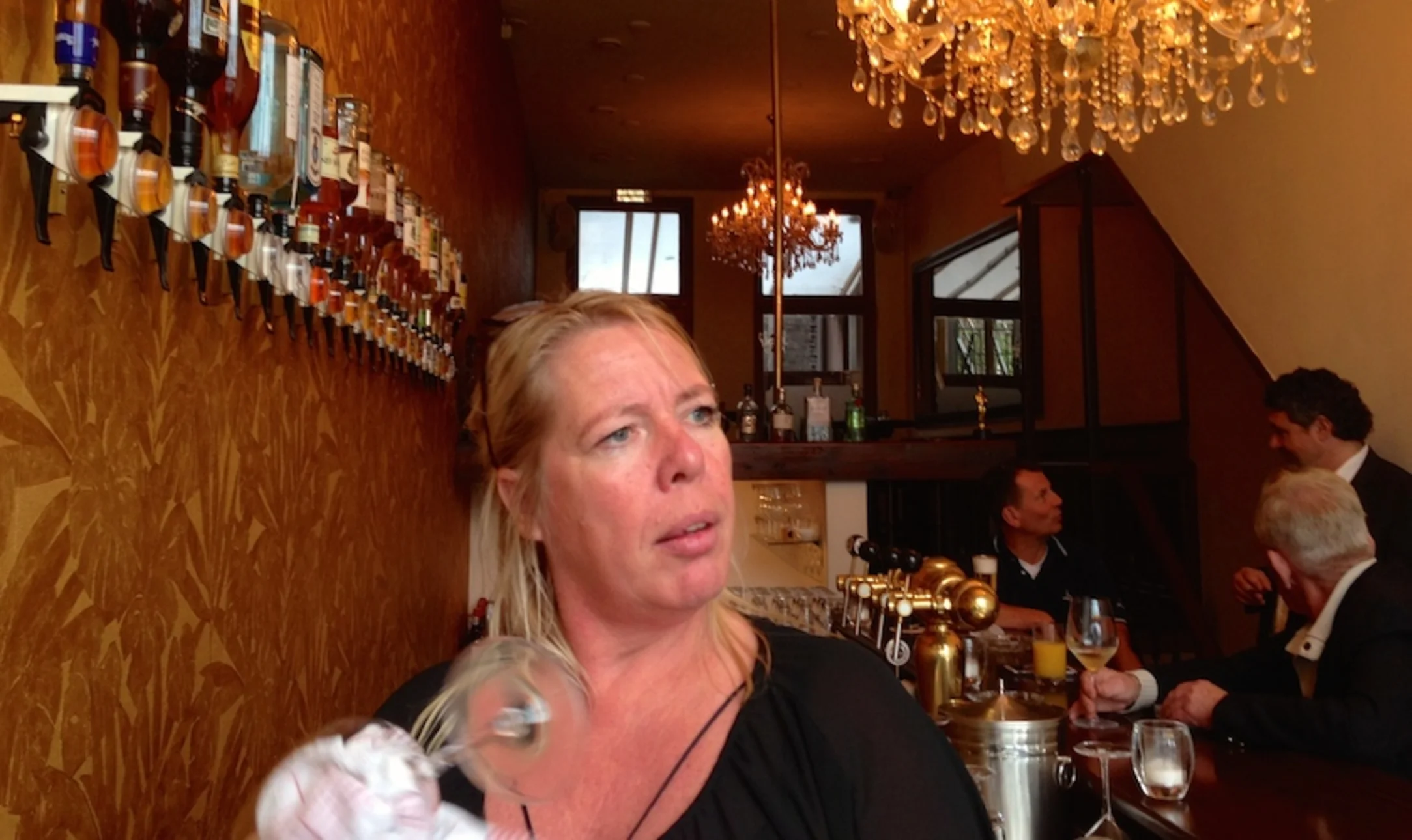 Als ze bij Bar Piek trek krijgen, laten ze Tante Bep komen