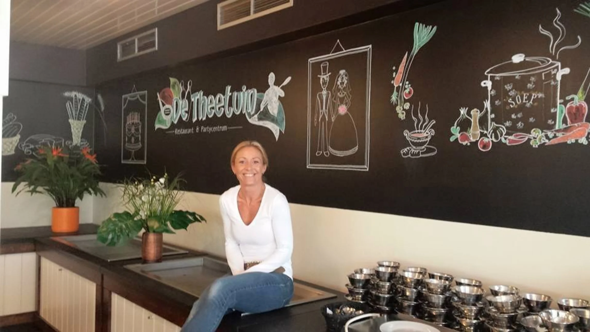 Eva Timmerman maakt krijtborden uit de losse pols