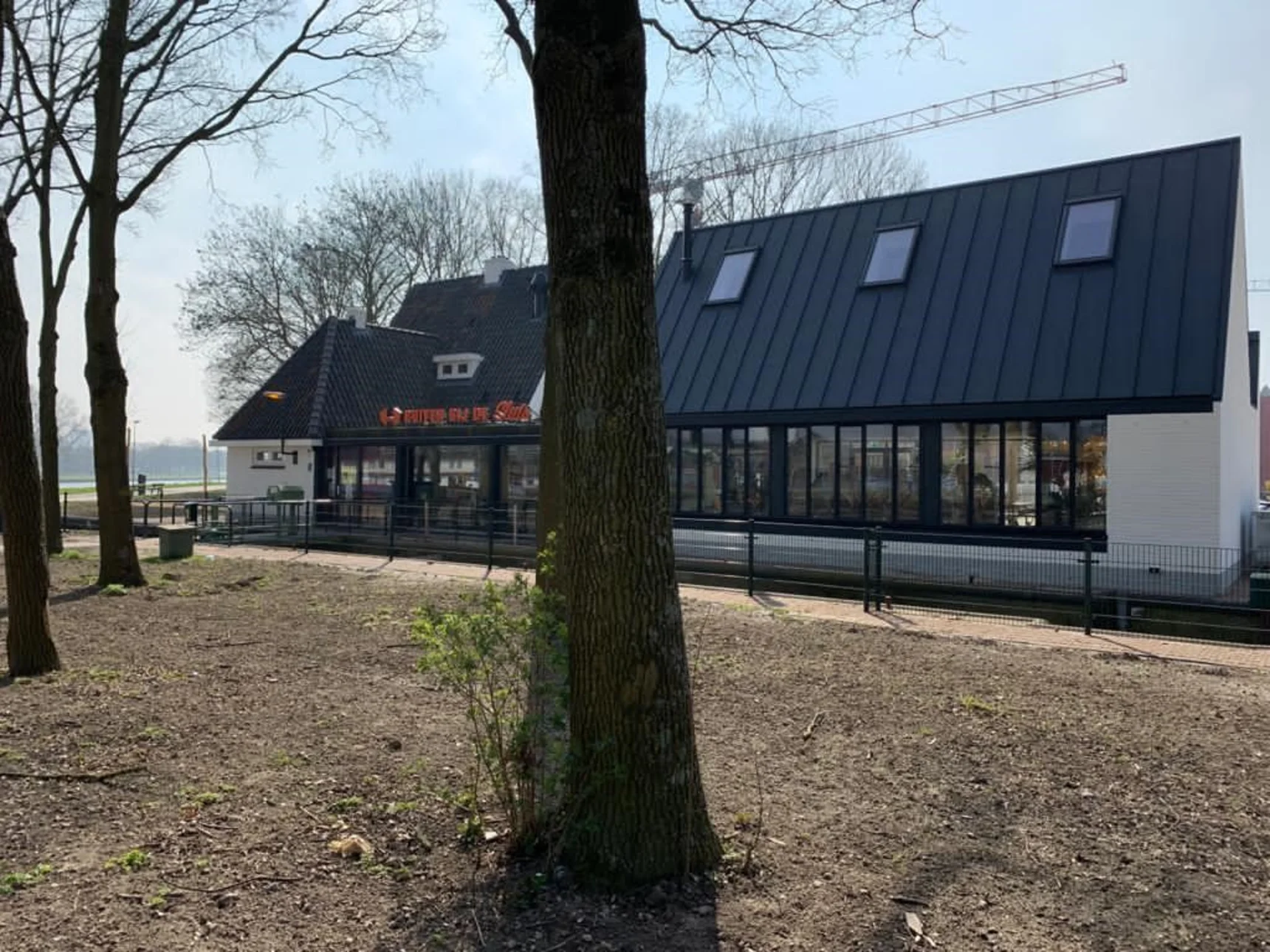 Buiten bij de sluis