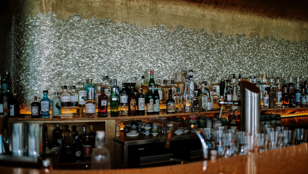 Sonora: cocktails drinken aan een gouden bar