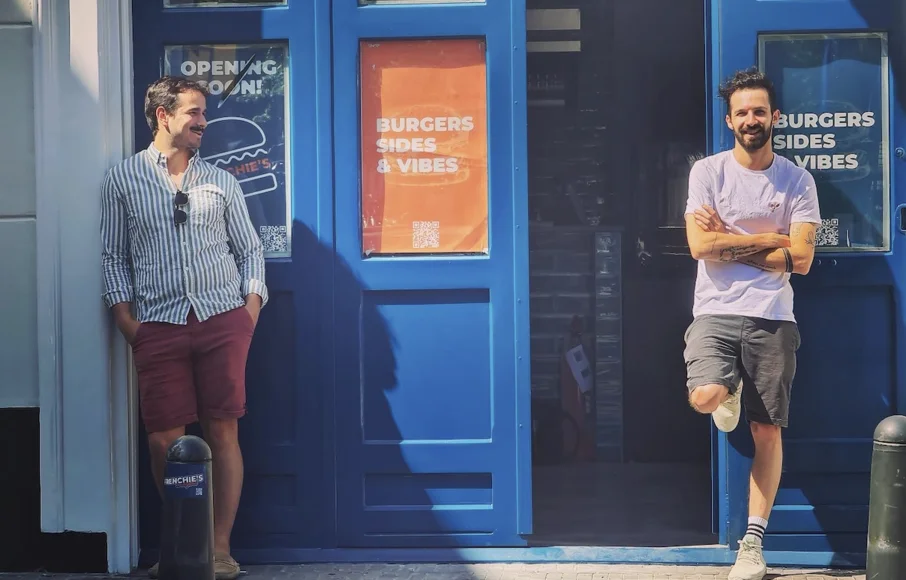 Frenchie's bakt hamburgers met een Franse twist