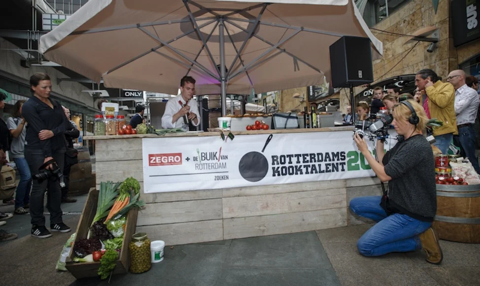 Koken onder tijdsdruk tussen het winkelend publiek