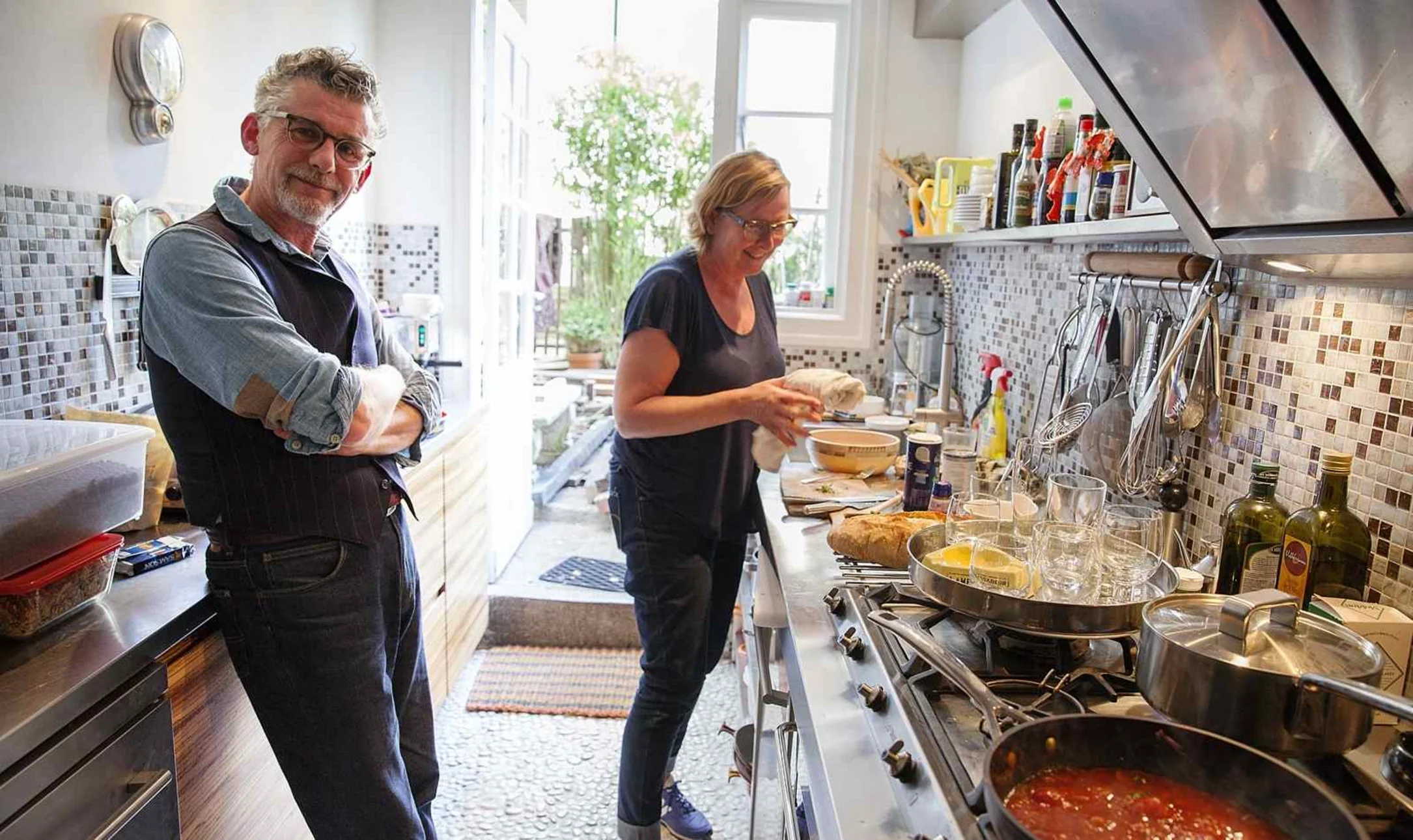 John heeft Janny en Jenny als het om eten gaat