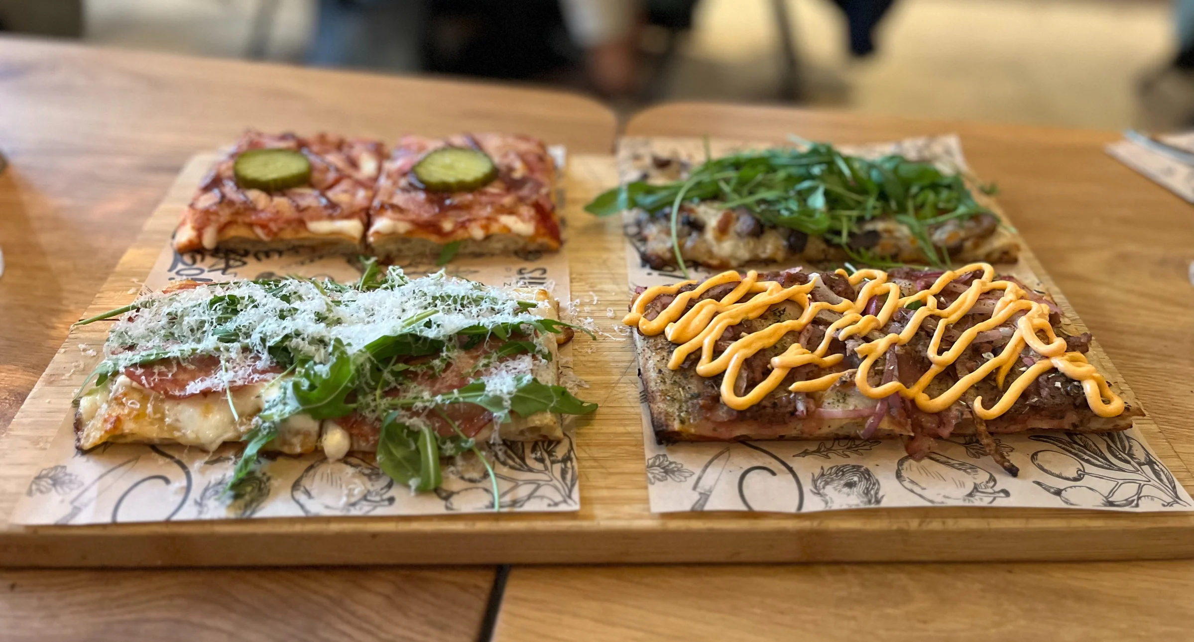 De omgedraaide menukaart van SUGO Pizza