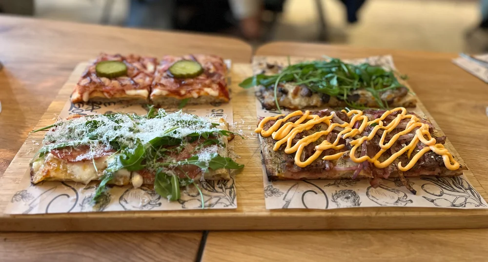 De omgedraaide menukaart van SUGO Pizza