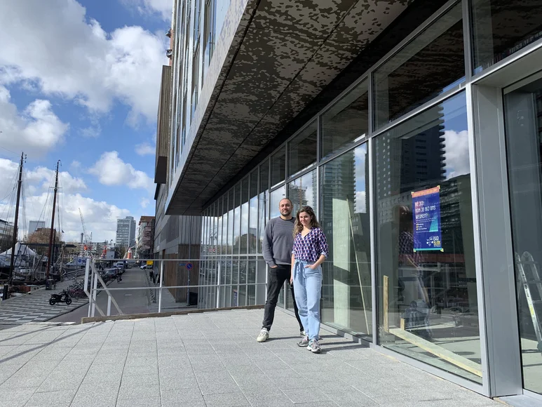 Bar Blink: all day bar aan Wijnhaven opent met uitzicht op de Willemsbrug